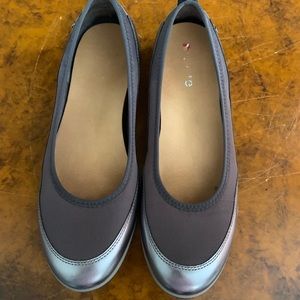 Revere Women’s Pewter Flats, Size 9.5